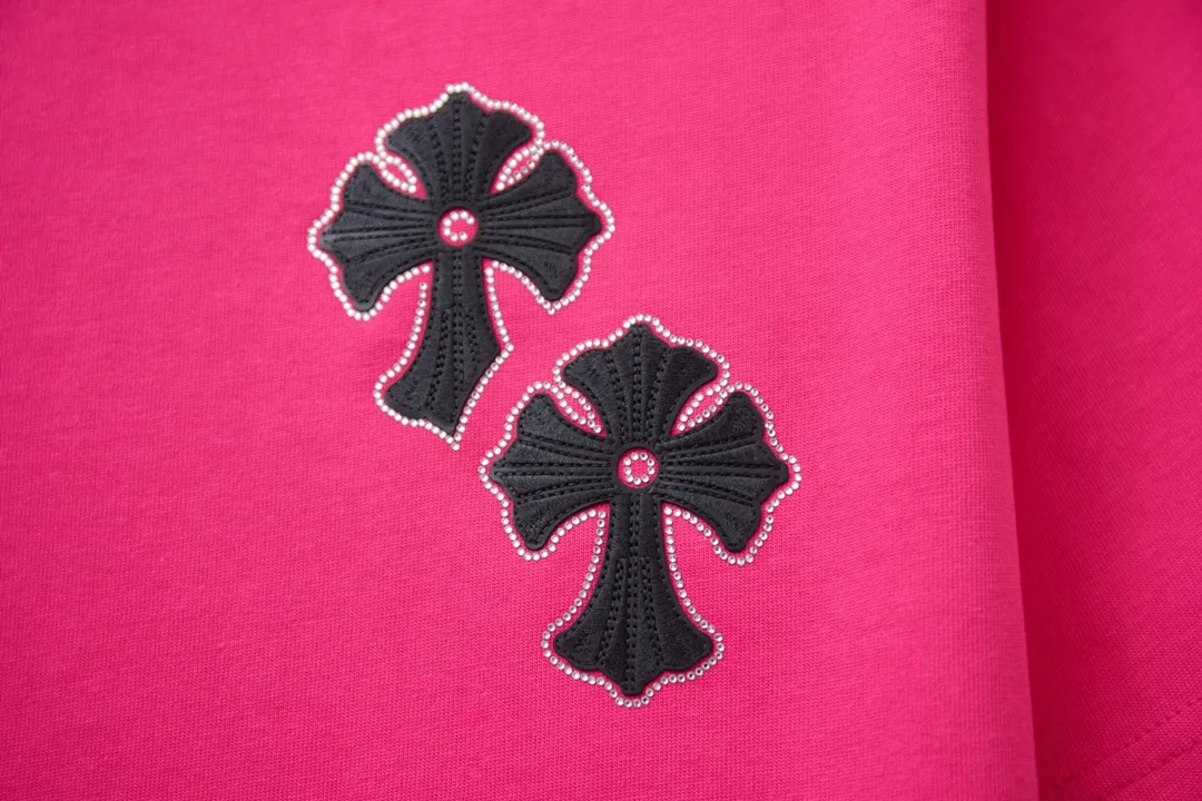 🅿️240 Ch*ome Hearte 25SS early spring new style Crow heart embroidered rhinestone short sleeves Light luxury essential item for daily commuting for men and women Correct version Welcome to compare Detailed features · 320g 100% pure cotton double yarn jersey fabric · Custom dyed in the same vat with special bold 32-count double-ply 1X1 thread · Imported Australian matte pearlescent diamonds ➕ Three-dimensional sequin embroidered Crow heart ➕ Thick version of letter logo · Double-needle stitching across seams · Original main mark, washed tag, branded moisture-proof paper packaging Color: black/white/rose red/blue Size: S/M/L/XL